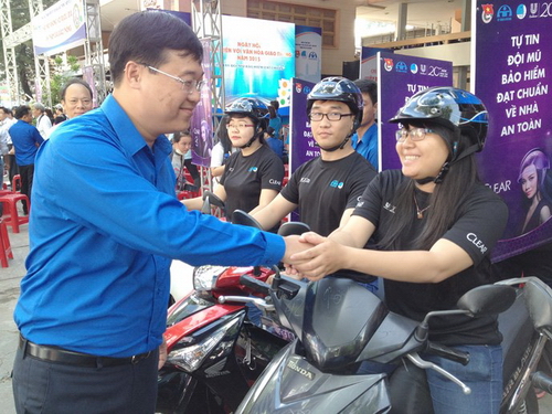 Anh Lê Quốc Phong động viên thanh niên tình nguyện tham gia Ngày hội Thanh niên với văn hóa giao thông